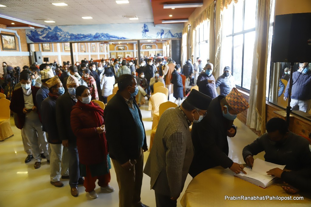 नेकपाको आधिकारिकताका लागि बहुमत केन्द्रीय सदस्यको हस्ताक्षर निर्वाचन आयोगमा बुझाउँदै प्रचण्ड-नेपाल समूह