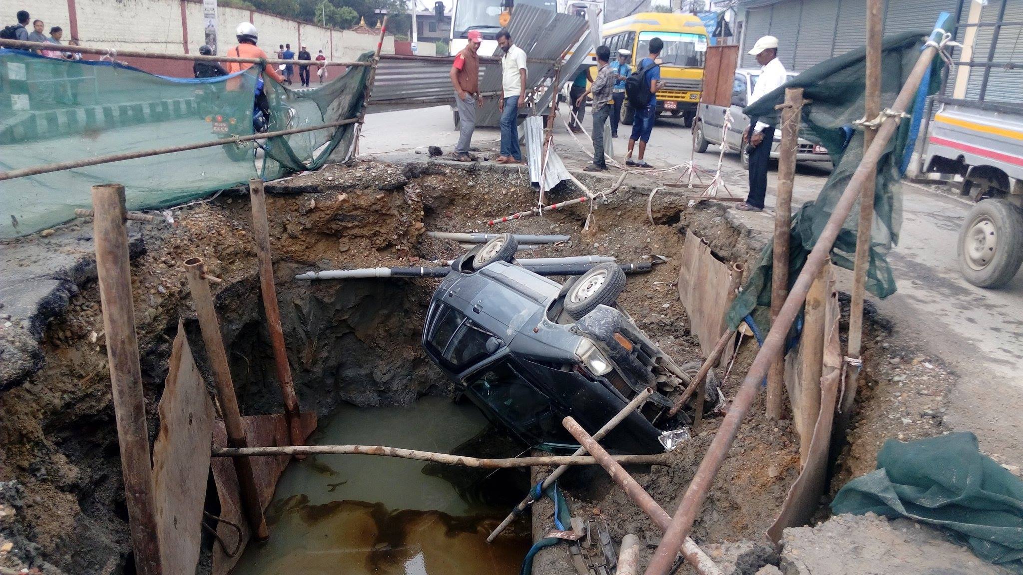 मेलम्चीले खनेको खाल्डोमा यसरी खस्यो कार