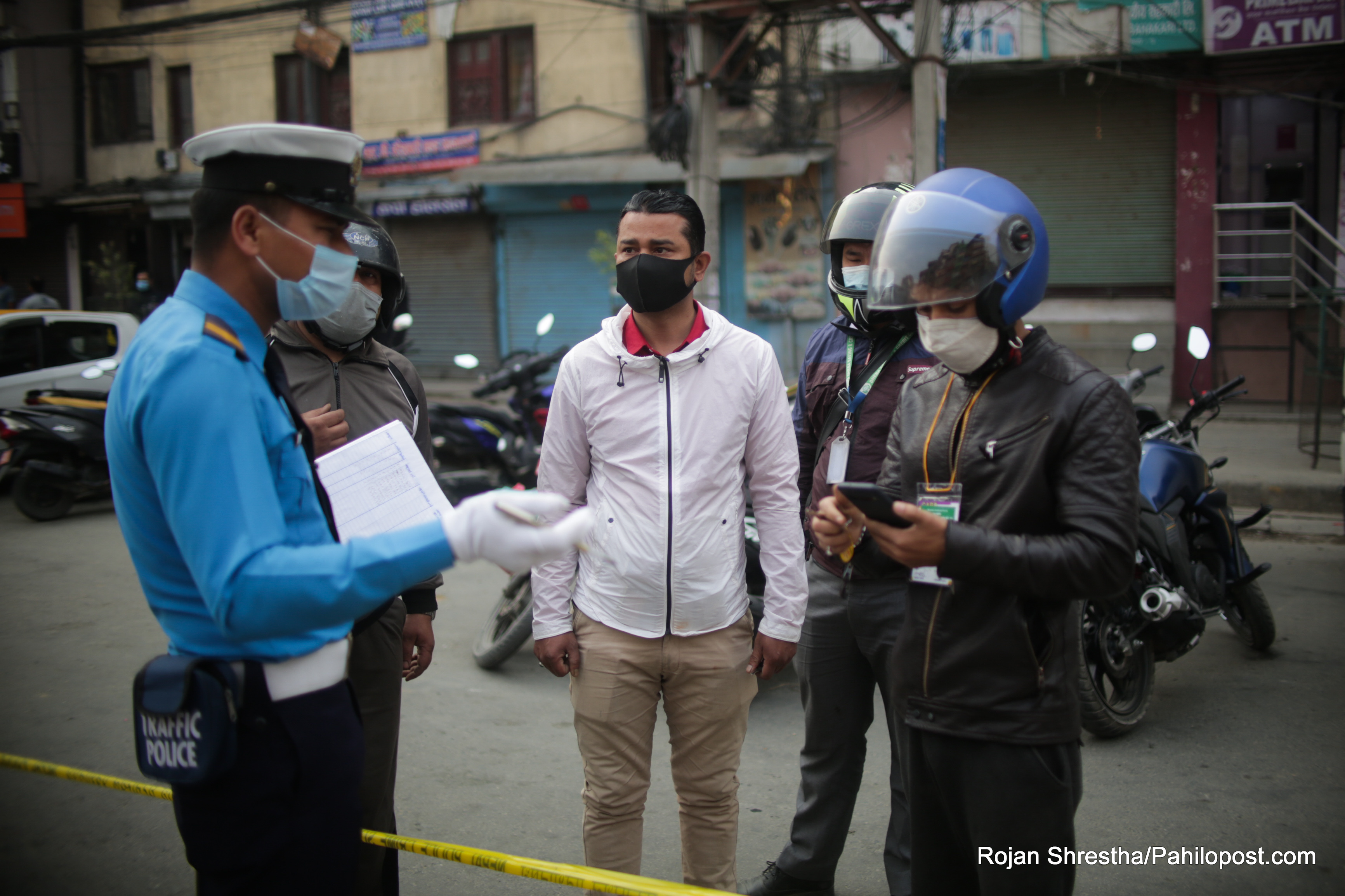 सडकमा हिँड्नेहरु पनि समातिन थाले, कडा बन्दै प्रहरी