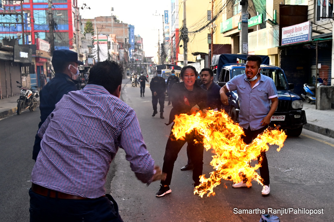माधव नेपाल निकट विद्यार्थी समूहद्वारा राजेन्द्र महतोको पुतला दहन, 'बहुल राज्य' अभिव्यक्तिको विरोध