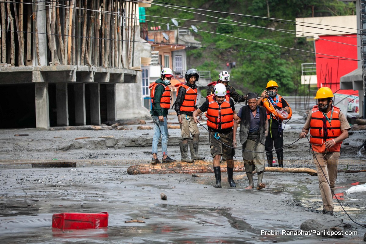 बाढी पहिरोको प्रहरीको पछिल्लो अपडेट : तीन जनाको मृत्यु, केही जिल्लामा सडक अवरुद्ध