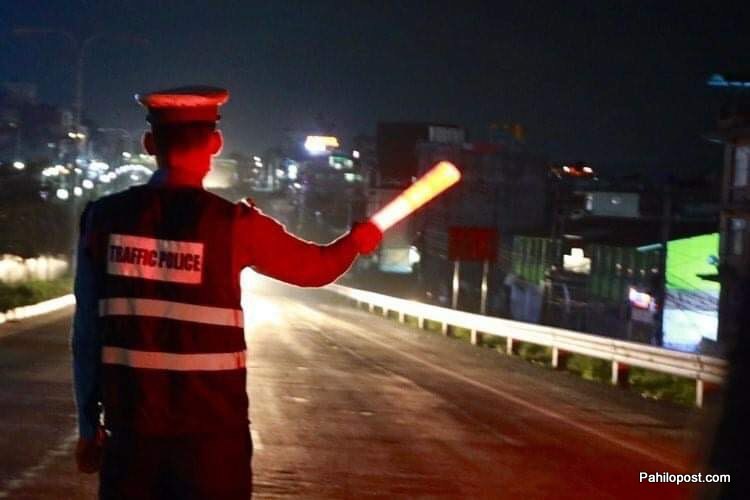 राति ८ बजेपछि काठमाडौं उपत्यकाभित्र सवारीमा प्रहरीको नजरः पहिलो दिन कोही कारबाहीमा परेनन्, केही बैंकले सुरुमा नै खबर गरे