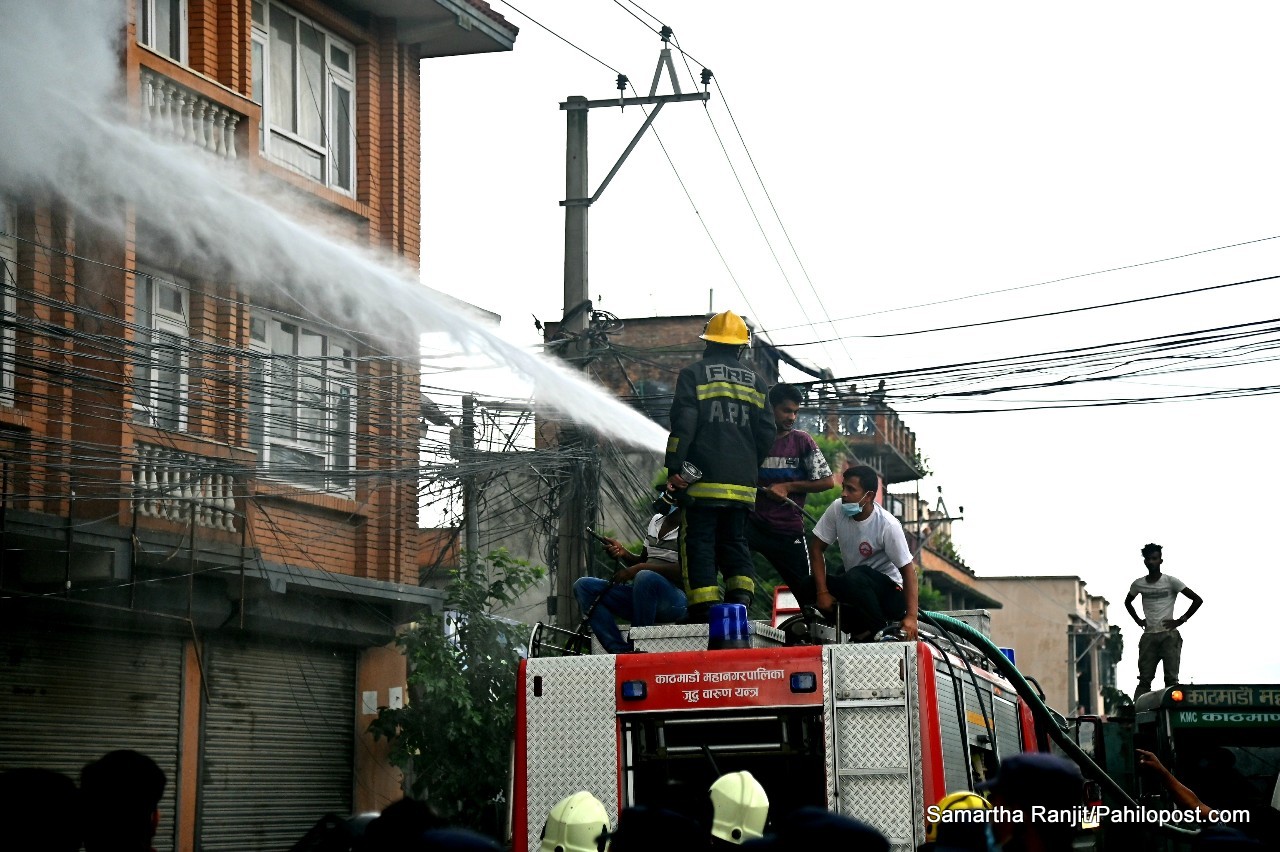 टेकुको एक घरमा आगलागी, दमकलले निभाउँदै