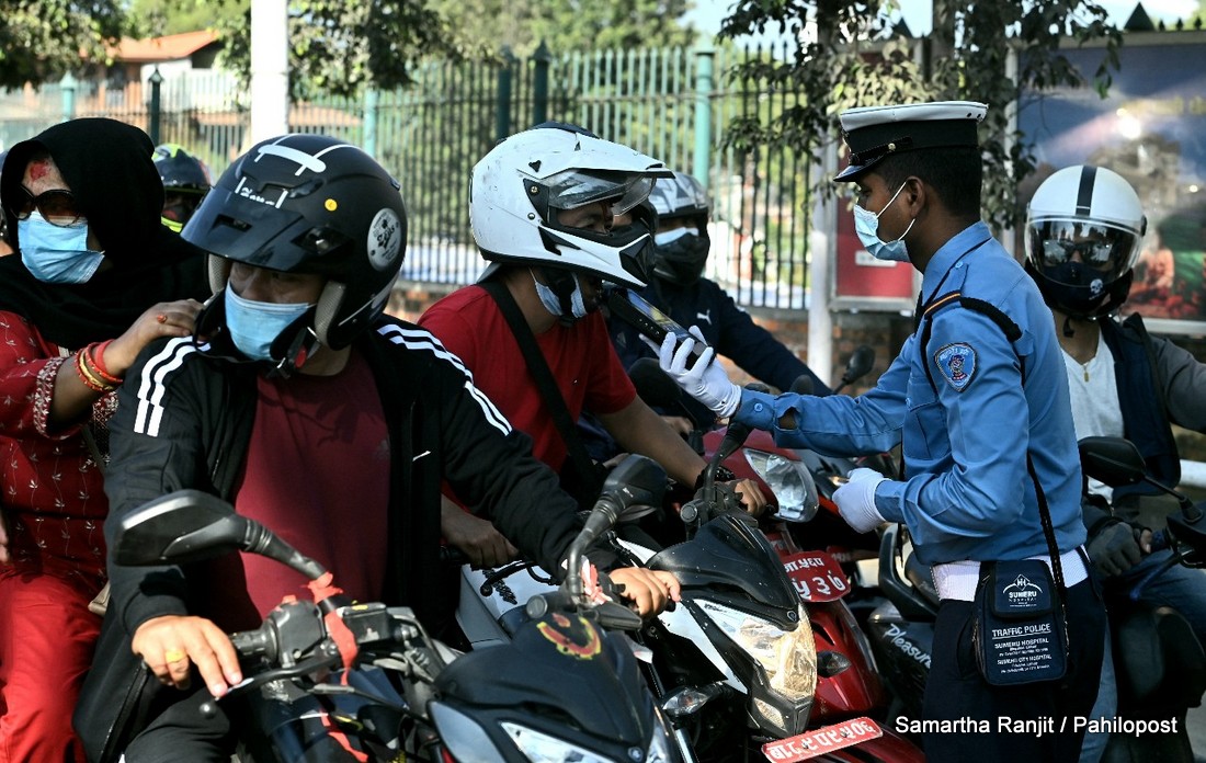 विजयादशमीमा ट्राफिक प्रहरीको सक्रियता : काठमाडौंको चोकचोकमा यसरी हुँदैछ मापसे परीक्षण