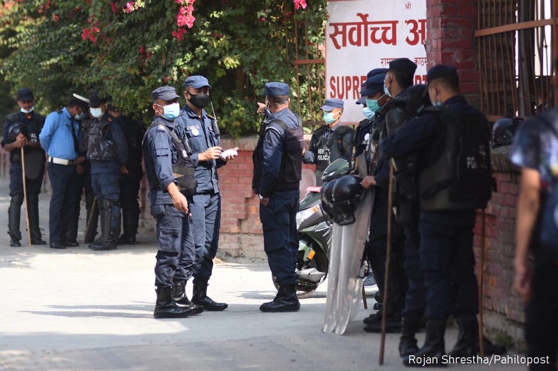 प्रधानन्यायाधीशबारे चाँडो निर्णय लिन बारले प्रधानमन्त्रीलाई ज्ञापनपत्र बुझाउने, अदालत परिसरबाट प्रहरी हटाउन माग