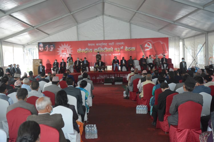 ओलीलाई रोक्ने माधव नेपालको अन्तिम कसरत असफल, हलमा ठाउँ नपुग्दा पालमा नै बैठक