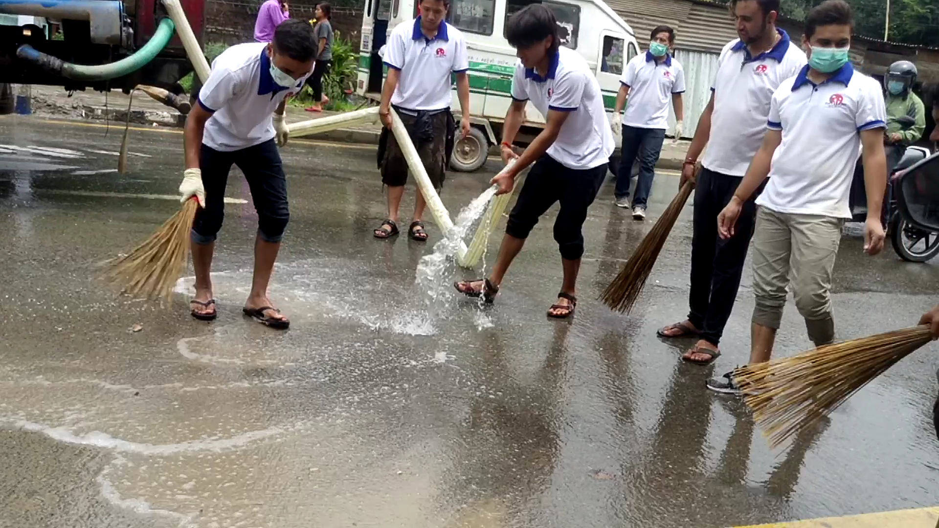 यसरी सिकाए युवाले उपत्यकाबासीलाई सडक सफा गर्न 