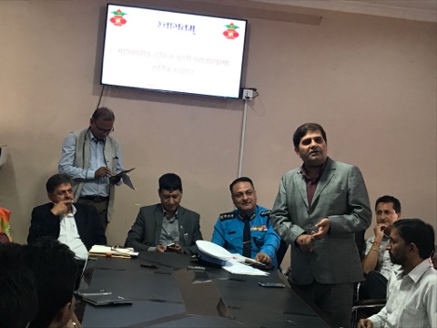 मनोज गजुरेलको व्यंग्यः ट्राफिक लाइटमा कालो बिरालो बाधौं
