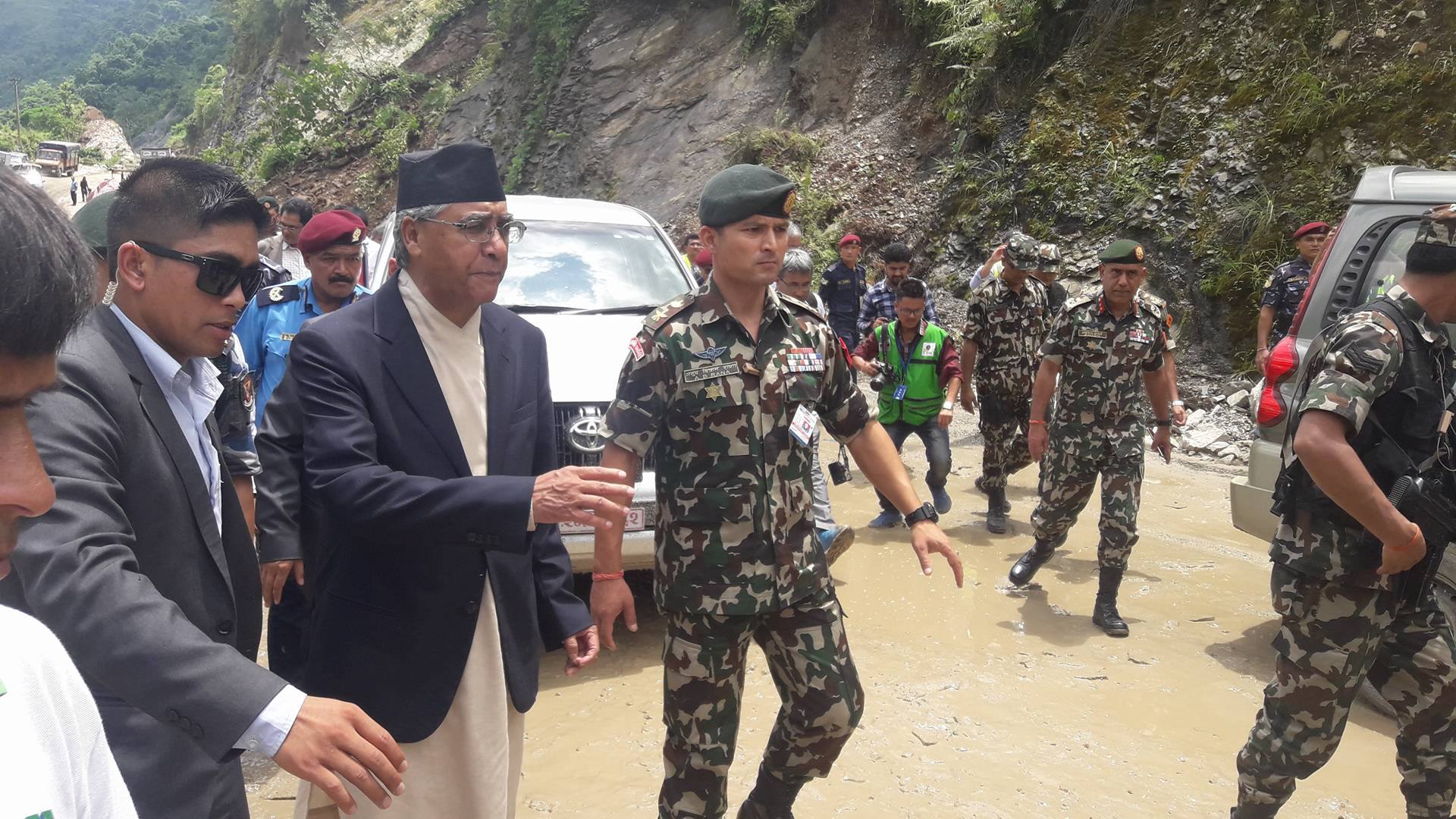 हेलिकोप्टर चढेर सडक अनुगमनमा पुगेका प्रधानमन्त्रीको रिसोर्टमा बसेर निर्देशन ‘काम छिटो सक्नु’