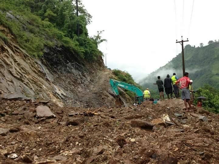 नारायणगढ–मुग्लिन सडकमा चार स्थानमा पहिरो, काठमाडौंसँगको सम्पर्क टुट्यो