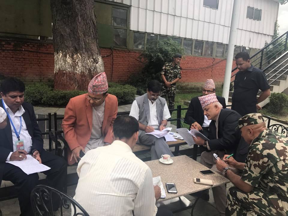 गृहमन्त्रीले विमानस्थलमा नै खडा गरे अस्थायी कार्यकक्ष, राहत वितरणलाई व्यवस्थित गरिने