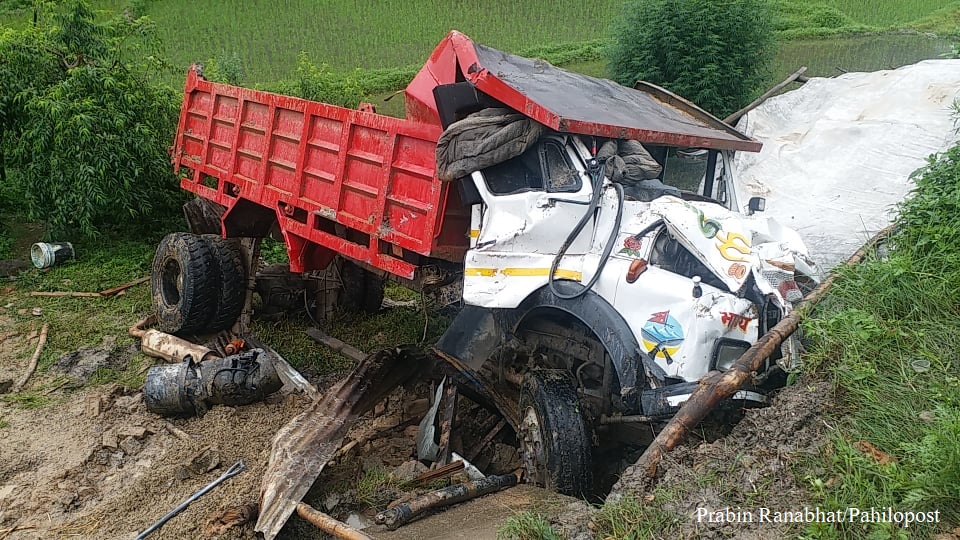 डिभाइडरमा ठोकिएर ट्रक पल्टिँदा प्रहरीको च्यापिएर मृत्यु, दुई स्कुटर पनि ध्वस्त