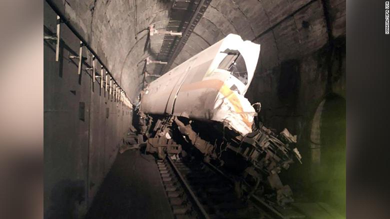 ताइवानमा रेल दुर्घटना : मृत्यु हुनेको संख्या ५० पुग्यो, चालकको पनि मृत्यु