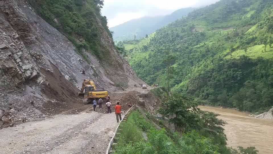 पहिरो खसेर मुग्लिङ नारायणगढ सडक दुईतर्फी अवरुद्ध