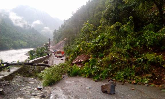 ११  घण्टा  बन्द भएर खुलेको नारायणगढ मुग्लिङ सडकखण्ड फेरि अवरुद्ध