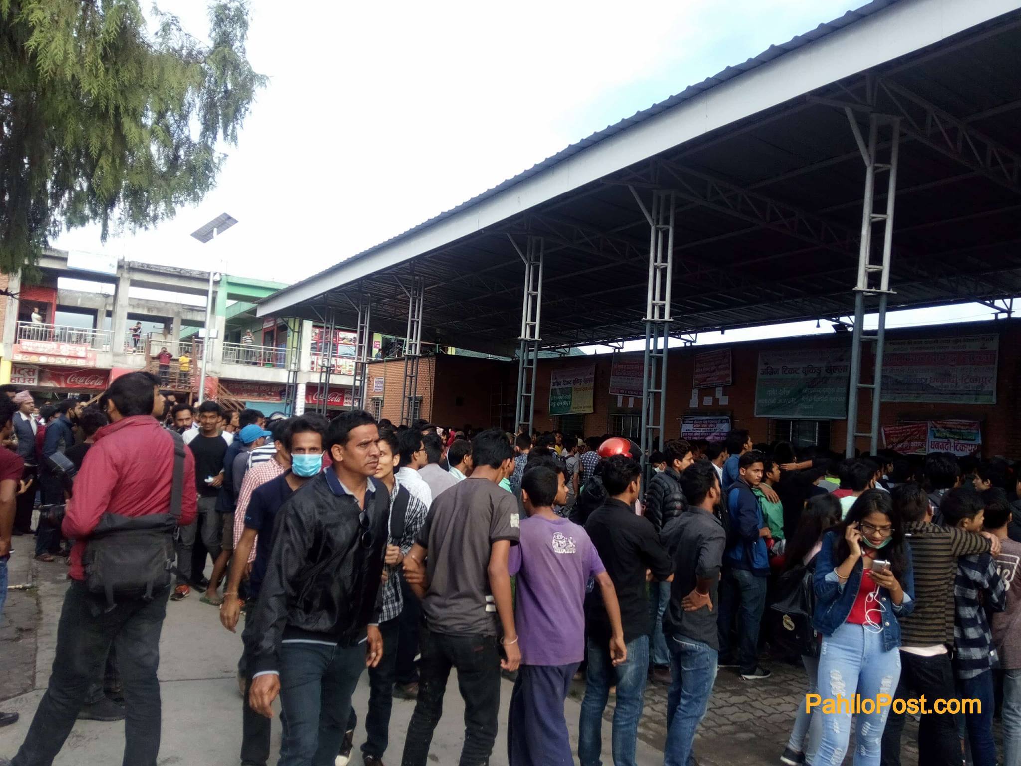 दशैँमा बसको टिकटका लागि मध्यरातदेखि लाइनमा, ७ घन्टामा बल्लतल्ल टिकट