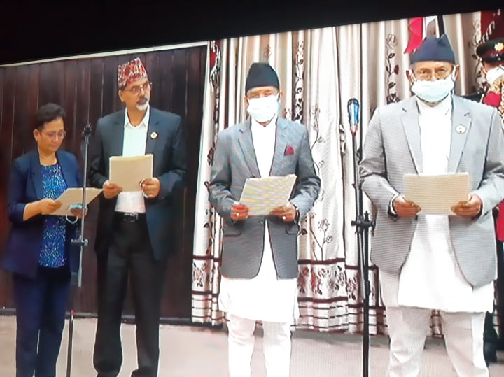 देउवासँगै चार मन्त्रीले लिए शपथः गृहमा बालकृष्ण, पम्फा भुसाललाई उर्जाको जिम्मेवारी