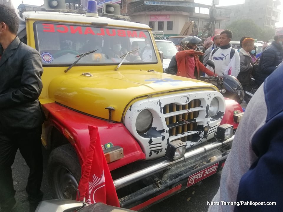 ओली, देउवा लगायतका नेताले भाषण दिइरहँदा नारायणी पुलमा अड्किए एम्बुलेन्स, अलपत्र परे सुत्केरीहरु