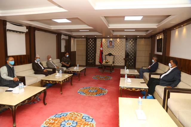 मन्त्रिपरिषद् विस्तारबारे देउवा परामर्शमाः सत्ता गठबन्धनसँग छलफल, माधव नेपाल पनि सहभागी