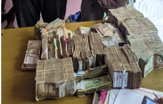 स्रोत नखुलेको ९५ लाख रुपैयाँ सहित दुई भारतीय नागढुङ्गाबाट समातिए