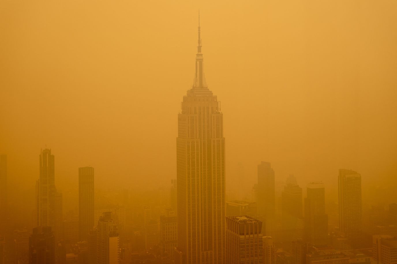 फोटोमा क्यानडाको डढेलोका कारण धुम्मिएको न्यूयोर्कलगायत शहरका आकाश