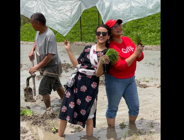 कालो चश्मा ढल्‍काएर धान रोप्दै दीपाश्री निरौला र स्वस्तिमा खड्का!