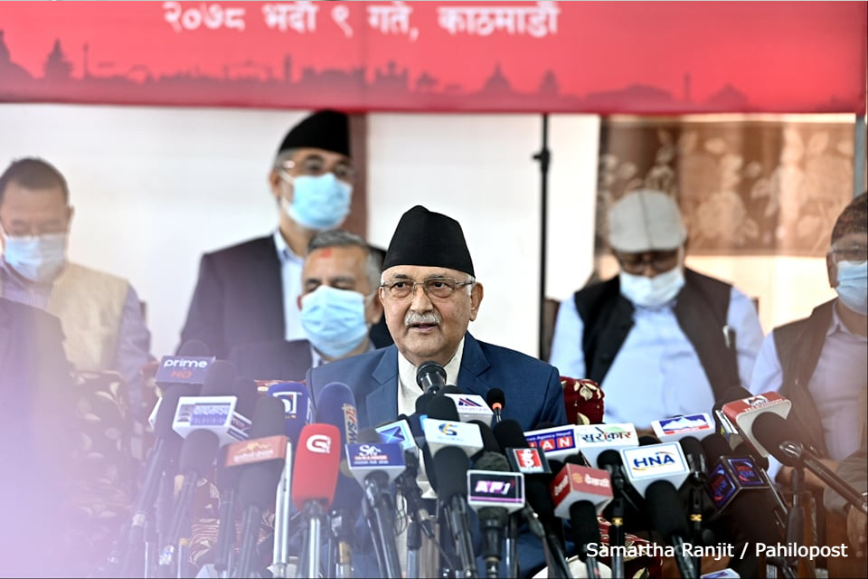 प्रचण्डलाई ओलीको व्यङ्ग्य : पहिला र अहिलेको अध्यादेश फरक हो भनेर सत्य बोल्नु भयो, तर एमाले फुटाएर देश कसरी बच्छ?