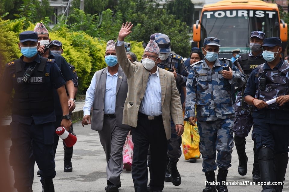 टुरिस्ट बसमा सांसद तथा केन्द्रीय सदस्य लिएर निर्वाचन आयोग पुगे माधव नेपाल