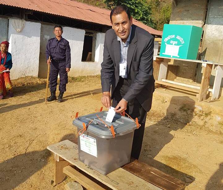 कांग्रेस उम्मेदवार रामहरि खतिवडाले गरे मतदान