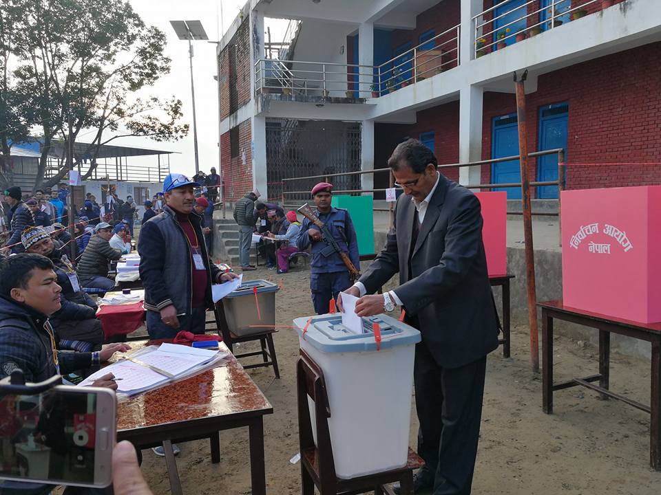 माओवादी केन्द्रका उम्मेदवार अग्नि सापकोटाले गरे मतदान