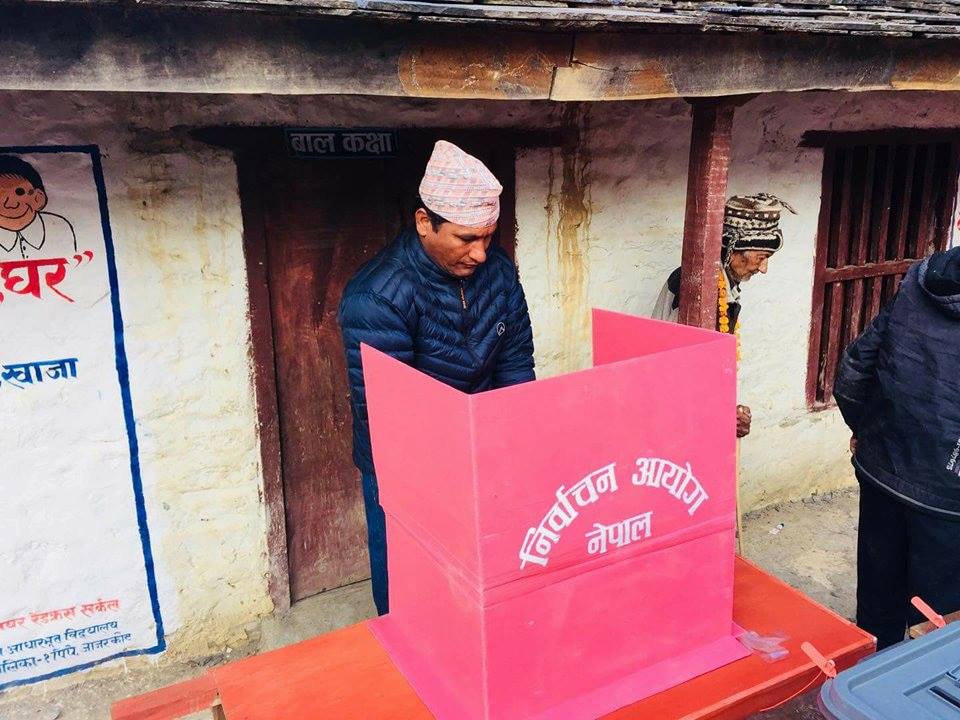 पूर्व गृहमन्त्री बस्नेतले गरे जाजरकोटमा मतदान