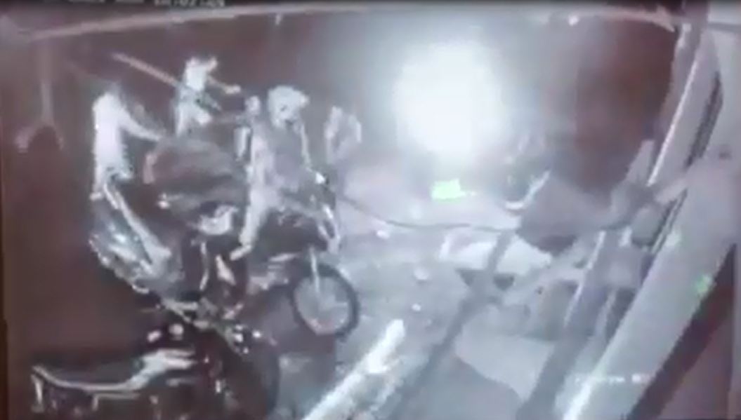 पत्रकार र प्रहरीको मिलेमतोमा एक निर्दोष पत्रकारको मोटरसाइकलमा लागू औषध!, दुई प्रहरी निलम्बित