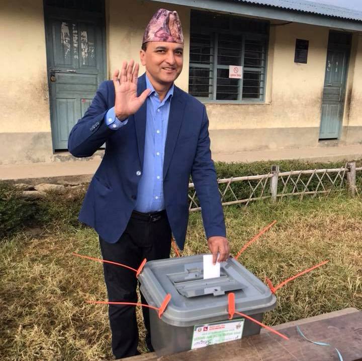एमाले सचिव योगेश भट्टराईले गरे ताप्लेजुङबाट मतदान