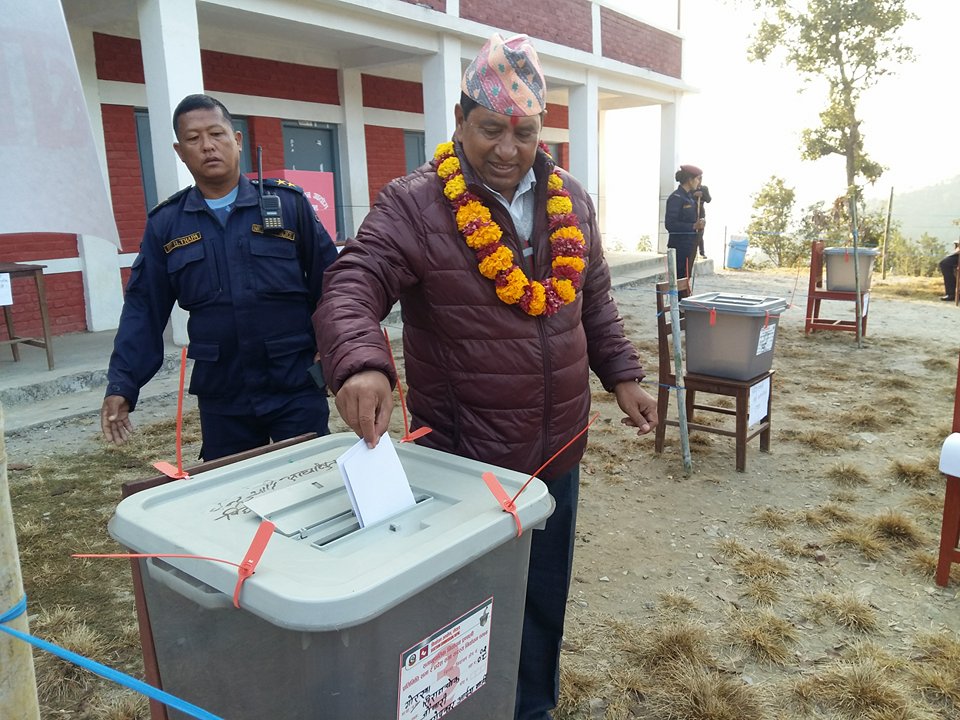 माओवादी केन्द्रका उम्मेदवार नारायणकाजीले गरे मतदान