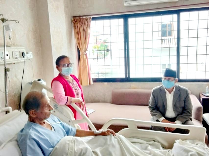 गृहमन्त्री खाँणले अस्पताल पुगेर नेता मोहन वैद्यलाई भेटे