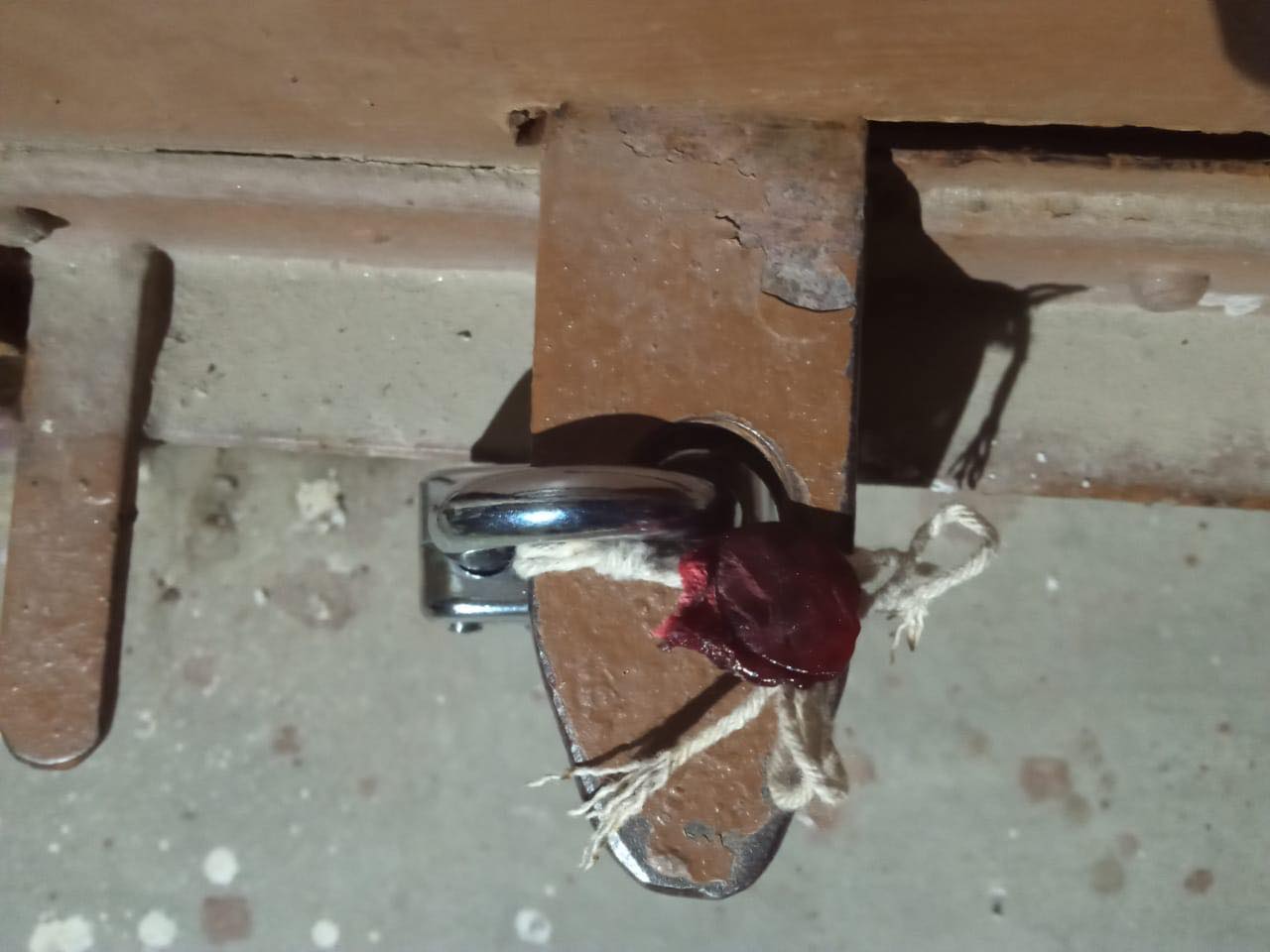 म्याद गुज्रिएका सामानमा रिलेभलिङ गर्ने कम्पनीमा छापा, एक जना समातिए