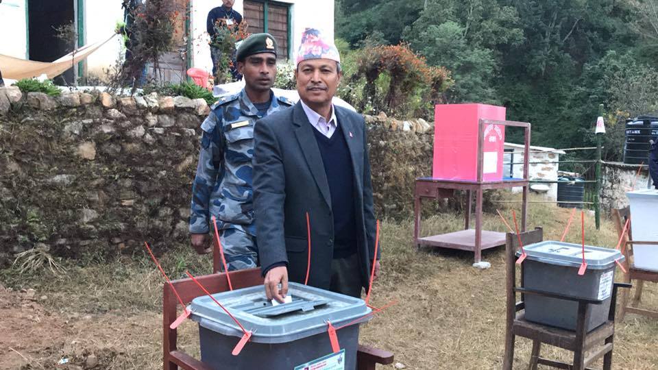 एमाले उपाध्यक्ष भीम रावलले गरे मतदान