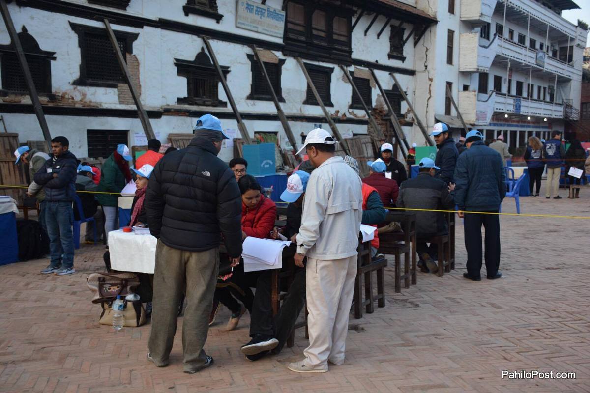 अधिकांश जिल्लामा मतदान सुरु, चिसो बिहानीमै मतदान केन्द्रमा पुगे मतदाता