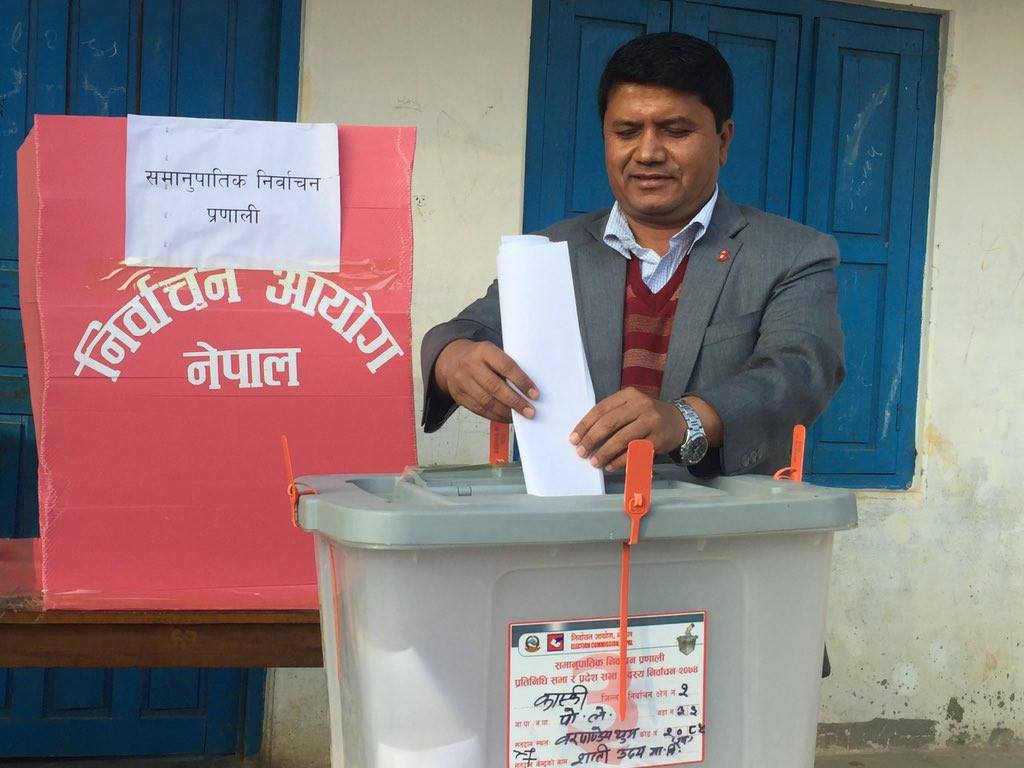 एमाले नेता रवीन्द्र अधिकारीले गरे मतदान