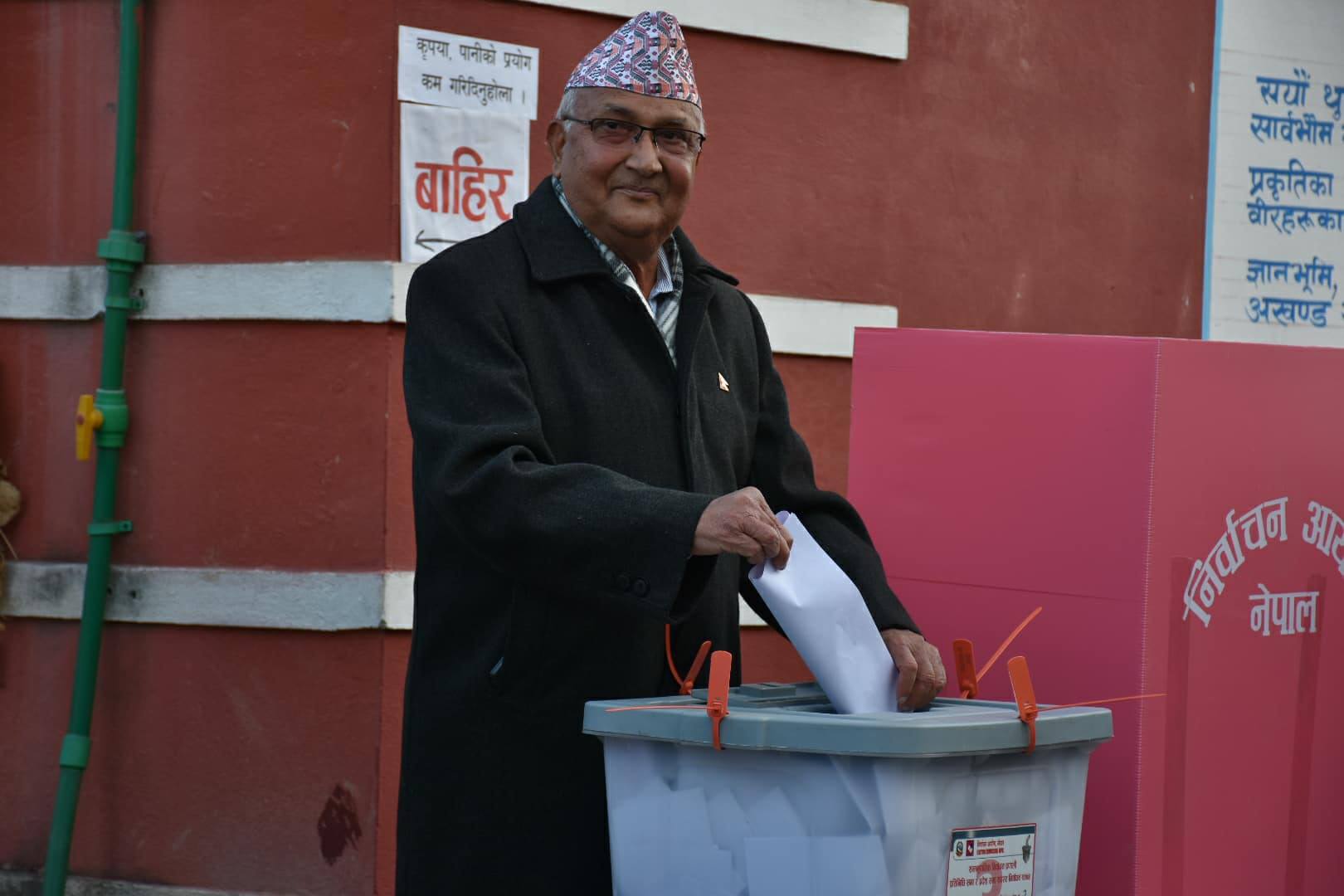 एमाले अध्यक्ष ओलीले गरे मतदान