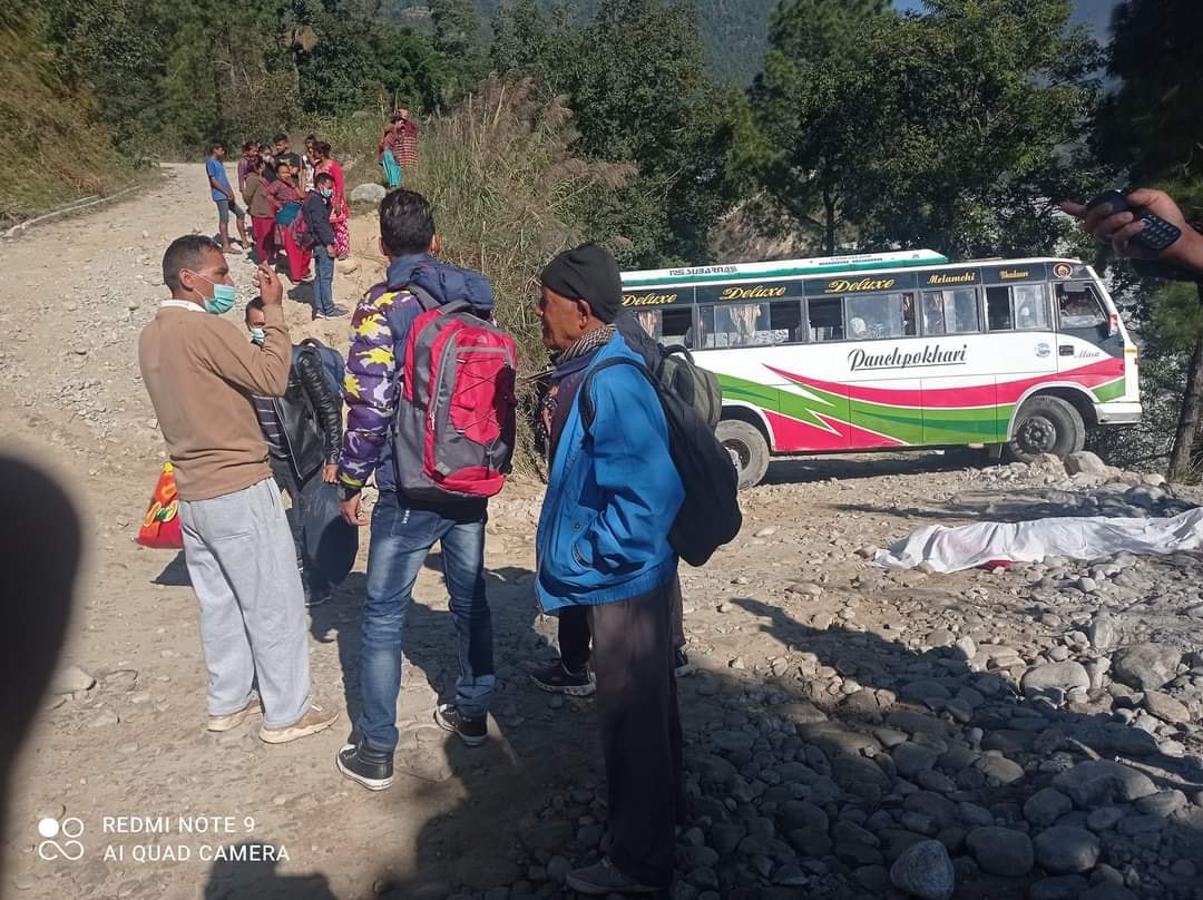 हेलम्बुको इचोकमा बस दुर्घटना : एकजनाको मृत्यु, पाँच घाइते