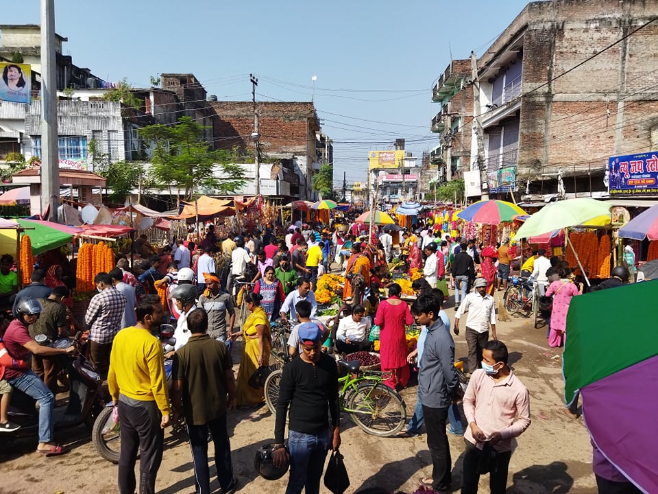 वीरगंजमा छठ पूजाको तयारीका लागि बजारमा भिड, आज रसियाव रोटी