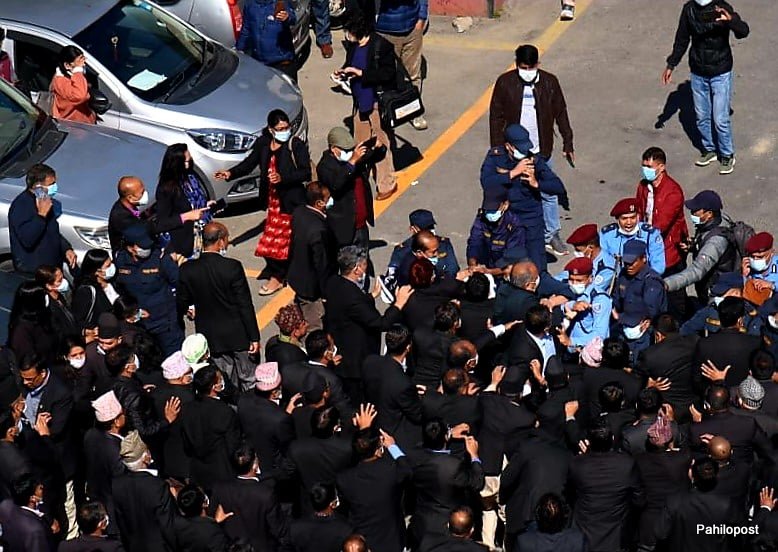 प्रधान न्यायाधीशको राजीनामा माग्दै जब अधिवक्ताहरु प्रहरीसँग भिडे