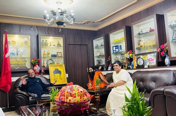 भारतीय योगगुरु रामदेवले भेटे प्रचण्ड