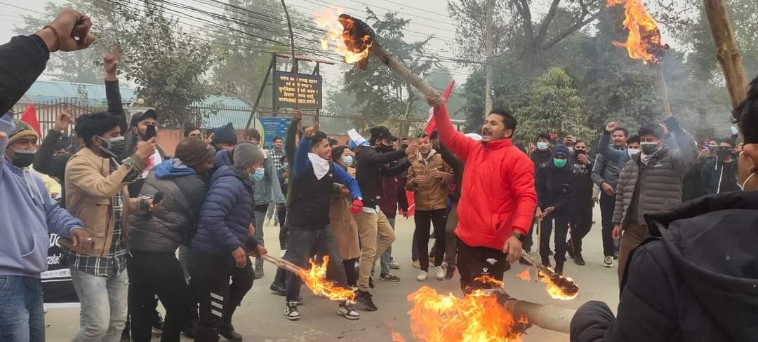 सुदूर पश्चिममा प्रधानमन्त्री देउवाको पुत्ला दहन, प्रहरीले हान्यो लाठी