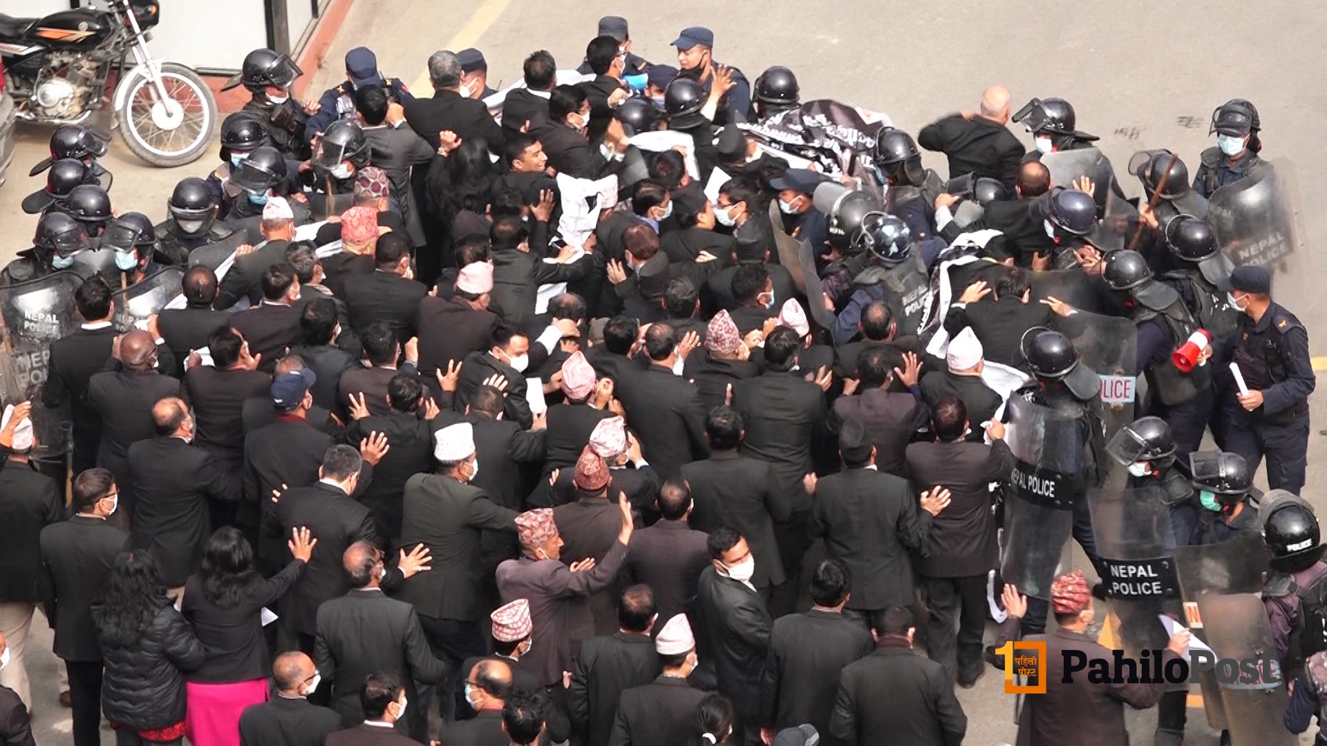 अब अति भयो, प्रधानन्यायाधीशले न्यायको मन्दिरलाई युद्धभूमि बनाउने प्रयास गरे : बार