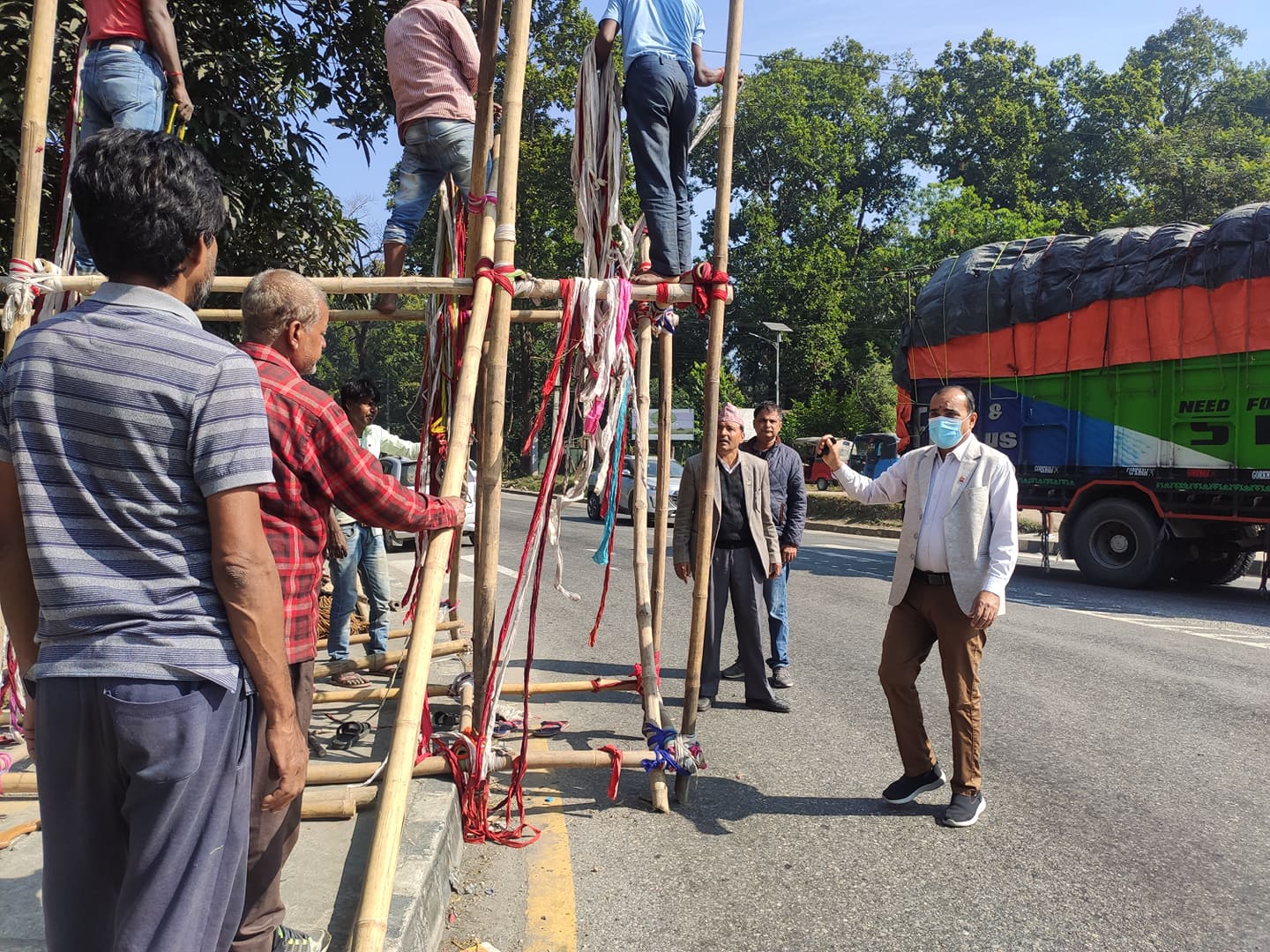 महाधिवेशनका लागि चितवनका ठाउँठाउँमा स्वागतद्वार बनाउँदै एमाले