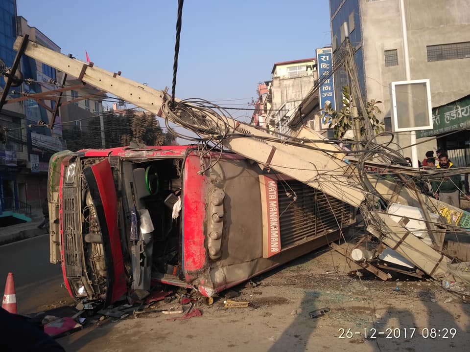 काठमाडौंको मैतीदेवीमा बस दुर्घटना: १७ जना घाइते, चारको अवस्था गम्भीर