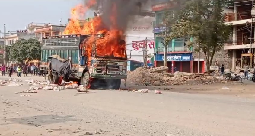 इँटा बोकेको ट्रकमा आगो लाग्यो