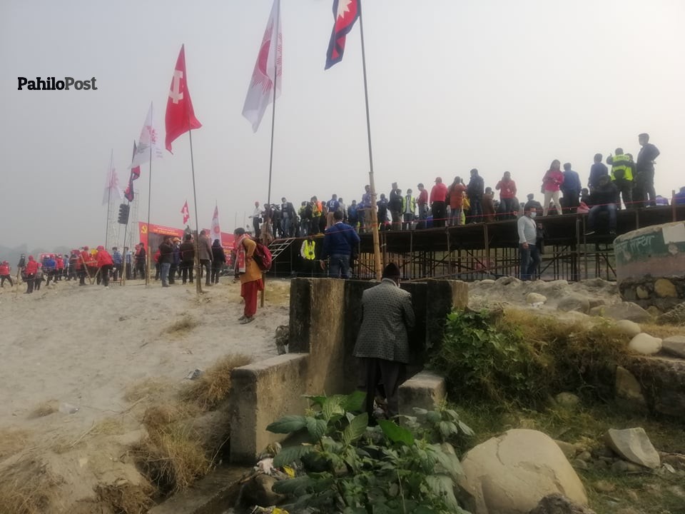 भएन व्यवस्थित : ५० लाख खर्चेको स्टेज पछाडि खुलामै शौच !